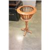 Image 2 : LEATHER TOP BOMBAY PARLOR TABLE AND WOOD PLANTSTAND