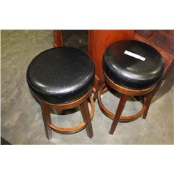 PAIR OF NEW HOME ELEGANCE MODERN COUNTER HEIGHT LEATHER TOP SWIVEL BAR STOOLS