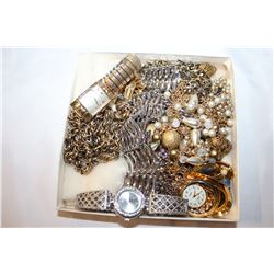 BOX OF ESTATE WATCHES AND JEWELLRY