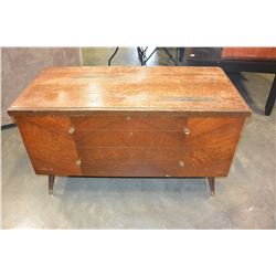 RED SEAL BLANKET BOX WITH KEY