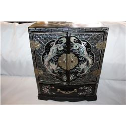 BEAUTIFUL LACQUERED JEWELLRY CASE