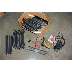 TRAY OF HO SCALE TRAIN ENGINES AND CARS