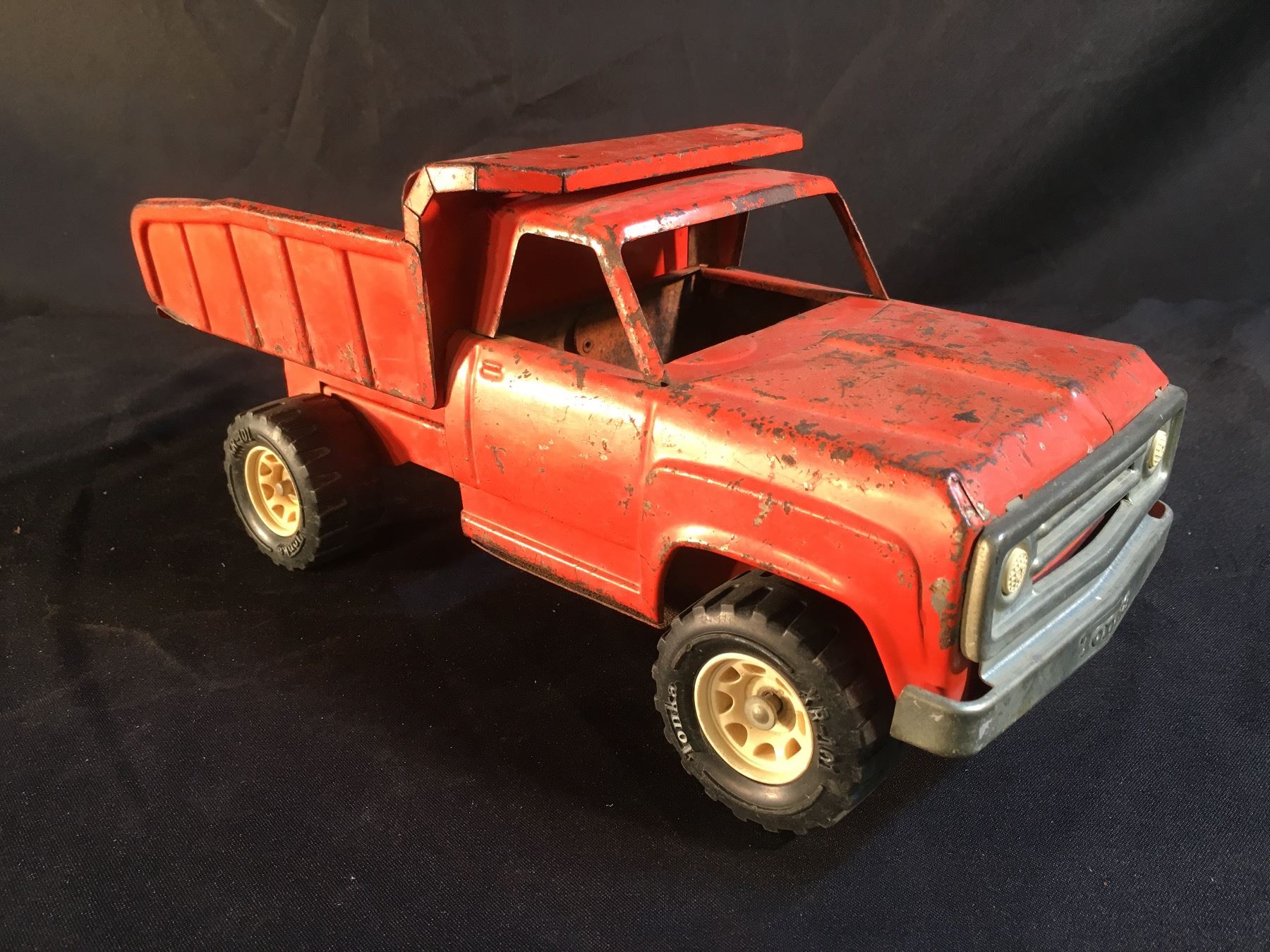 TONKA VINTAGE TOY METAL TRUCK, SERIAL NUMBER 13190, WITH MOVING BED, 14