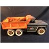 Image 2 : STRUTCO VINTAGE METAL TOY TRUCK WITH HYDRAULIC LOADED BED (BROKEN), 14'' LONG