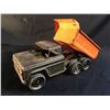Image 8 : STRUTCO VINTAGE METAL TOY TRUCK WITH HYDRAULIC LOADED BED (BROKEN), 14'' LONG