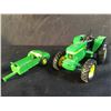 Image 2 : JOHN DEERE SCALE MODEL FARM TRACTOR, MODEL 3140, WITH WORKING TRAILER ATTACHMENT BY ERTL, 3.5''