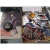 Image 1 : 72 SEALED PACKAGES OF HOCKEY CARDS/2 HOCKEY COLLECTIBLE COINS/13 SPECIALTY CARDS/HOCKEY LEGENDS