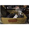 Image 2 : SHELF LOT OF VINTAGE CAMERA EQUIPMENT