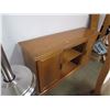 Image 2 : OAK PEDESTAL DINING TABLE WITH 6 MATCHING CHAIRS/SIDEBOARD/1 LEAF