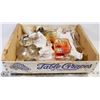 Image 1 : WOOD CRATE WITH ASSORTED VINTAGE ITEMS INCL GLASS,