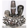 Image 1 : 3 VASES AND TRAY.