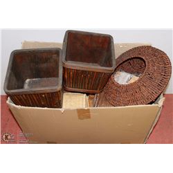 BOX OF ASSORTED WICKER AND WOOD BASKETS.