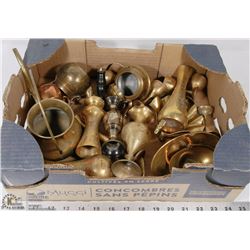 ESTATE BOX OF ASSORTED BRASS, SOME ETCHED