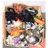 Image 1 : LARGE BOX W/HALLOWEEN DECOR INCL.