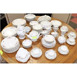 100PC WALBRZYGH CHINA WITH GOLD TRIM INCL.