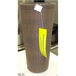 SHOWHOME PLASTIC WICKER VASE.
