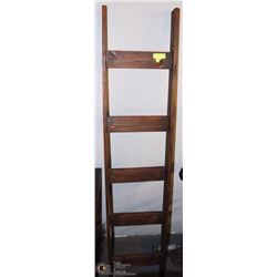 RUSTIC WOODEN QUILT LADDER.