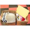 Image 1 : LOT WITH 2 BOXES WITH DIFFERENT SHAPED CAKE PANS,