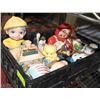 Image 1 : TOTE WITH ESTATE COLLECTIBLES INCL RAGGEDY ANN