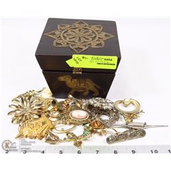 BOX OF ESTATE BROOCHES