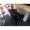 Image 2 : 5 REMAINING CHAIRS IN ROOM AND A FAN