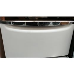 WHITE LAUNDRY PEDESTAL