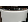 Image 1 : WHITE LAUNDRY PEDESTAL