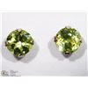 Image 1 : 10KT WHITE GOLD PERIDOT STUD EARRINGS