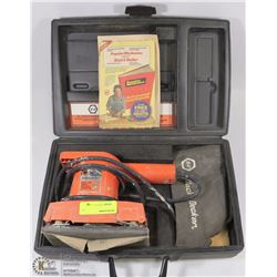 BLACK & DECKER DUAL ACTION SANDER IN CASE