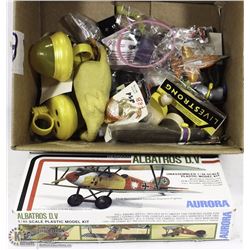 FLAT OF VINTAGE ITEMS INCL 2 ANTIQUE PICTURE FRAME