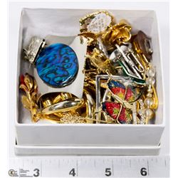 BOX OF VINTAGE ESTATE BROOCHES AND PINS JEWELLERY