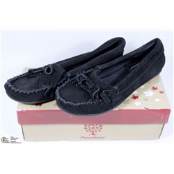 CANADIANA SUEDE LADIES MOCCASSIN SLIPPER SIZE 9.