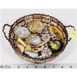 TRAY OF BROOCHES
