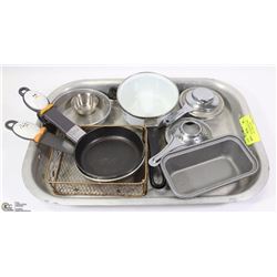 TRAY WITH 2 NON-STICK CORN BREAD PANS, 2 SMALL-FRY