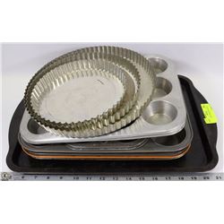 TRAY WITH 7 MUFFIN PANS AND MORE