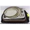 Image 1 : TRAY WITH 7 MUFFIN PANS AND MORE