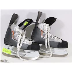 A PAIR OF EASTON MAGNUM BOYS HOCKEY SKATES SZ 2