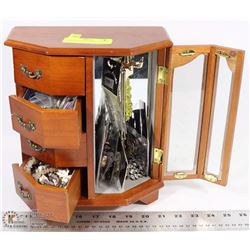 JEWELLERY BOX WITH CONTENTS.