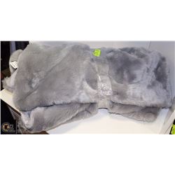 SHOWHOME FAUX FUR THROW