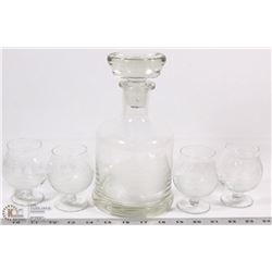 CRYSTAL ETCHED DECANTER WITH FOUR GLASSES.