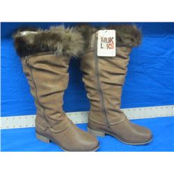 New Mukluks winter boots