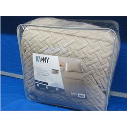 New VCNY queen comforter set