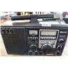 Image 2 : VINTAGE SHORT WAVE RADIO AND ANTENNA