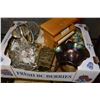Image 1 : TRAY OF MUSIC BOXES AND COLLECTIBLES