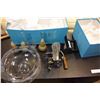 Image 1 : SHELF LOT OF LIQUOR GLASSES AND BOTTLE DE CORKER