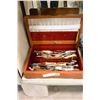 Image 1 : CUTLERY CANTEEN WITH CONENTS