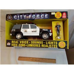 Metro Police Car w/Voice, Sounds & Lights