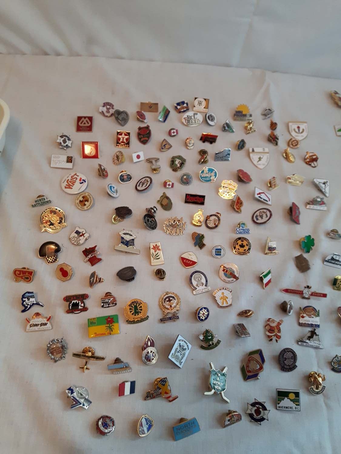 100 Collectors Pins 100 Collectors Pins
