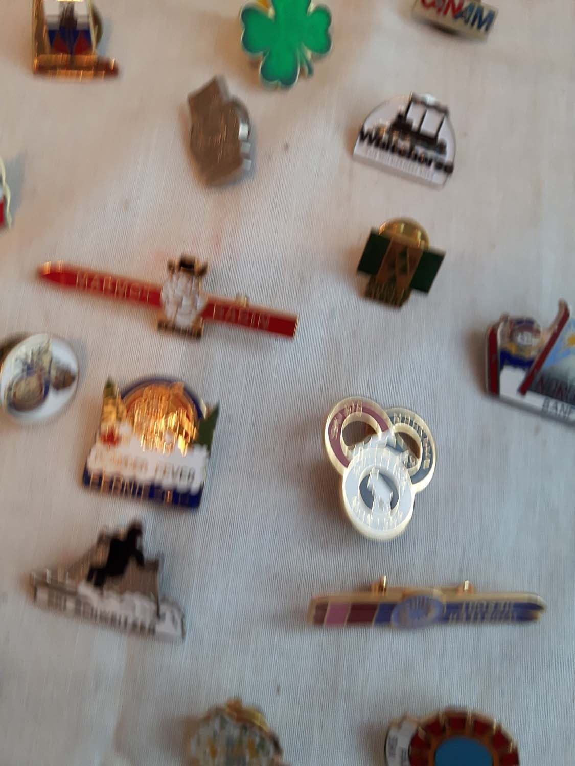 100 Collectors Pins 100 Collectors Pins