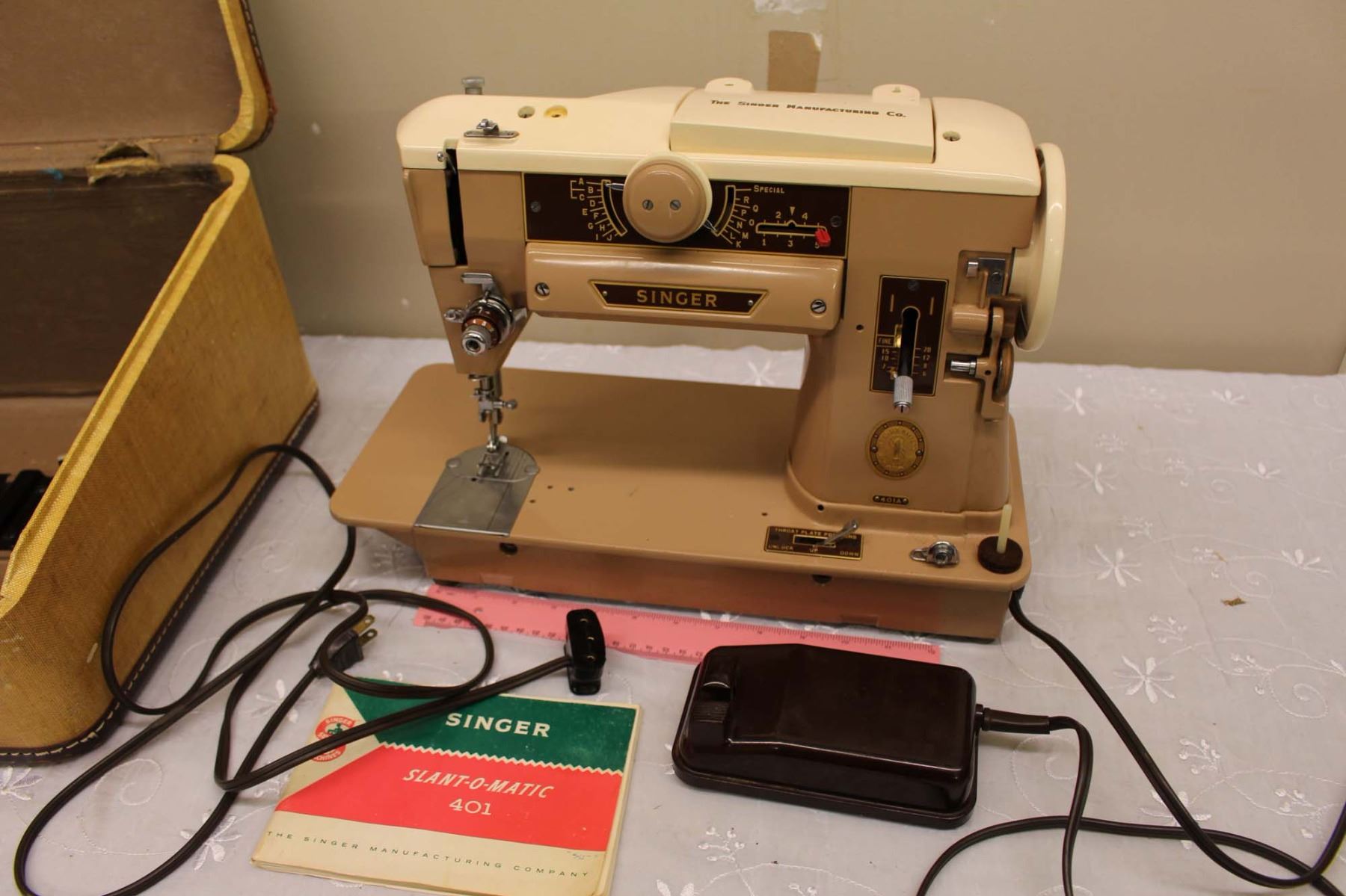 Vintage Singer Slant-O-Matic 401 Sewing Machine